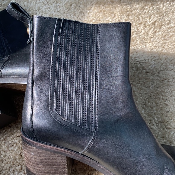 Ugg black boots slightly worn size 9 - Picture 2 of 6